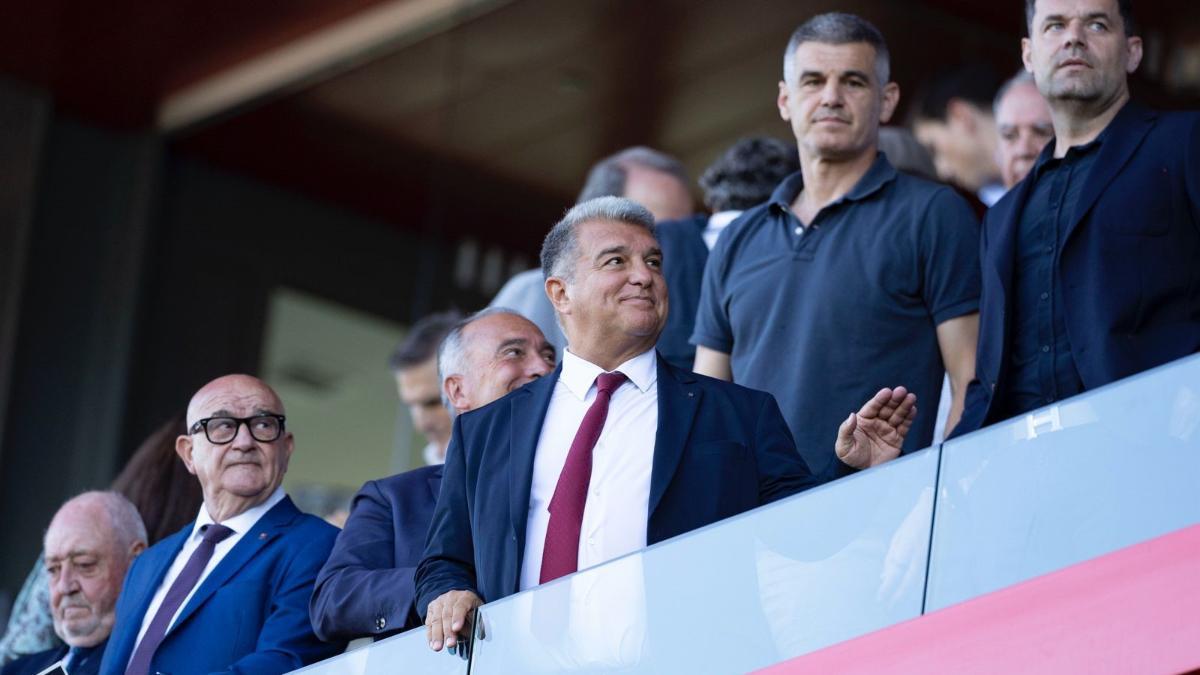 El presidente del FC Barcelona, Joan Laporta, en el palco del Johan Cruyff para dar ánimo al filial