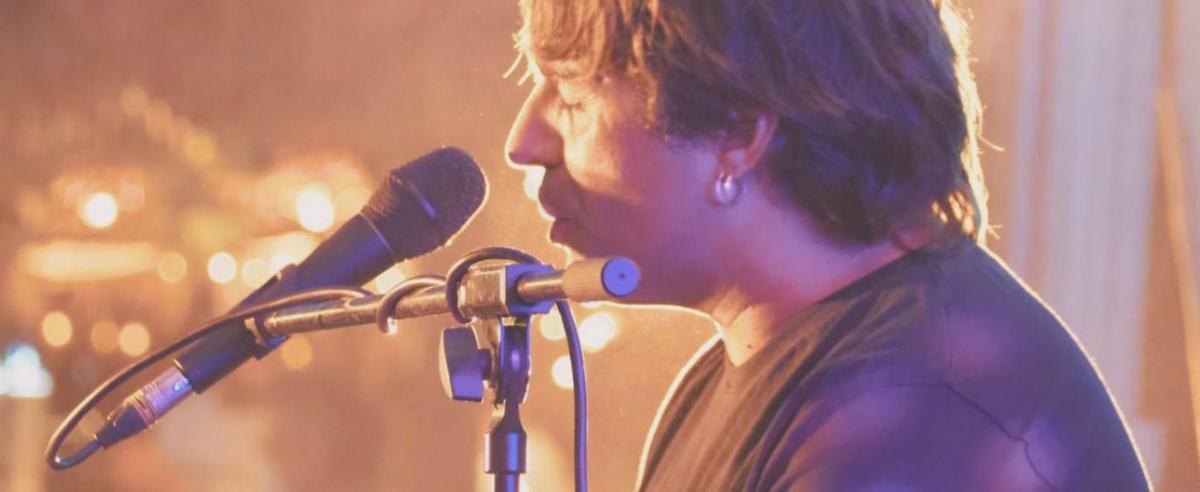 El cantant i compositor Manu Guix en una actuació utilitzada com a imatge promocional de l concert