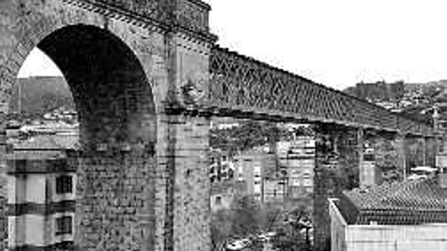 El viaducto se podría recuperar como paseo peatonal. / R. GROBAS