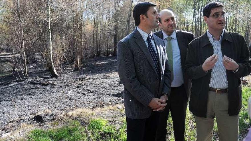 El conselleiro de Medio Rural en 2011, Samuel Juárez (i) y el responsable de Montes, Fernández-Couto (d), visitaron la zona. // I.O.