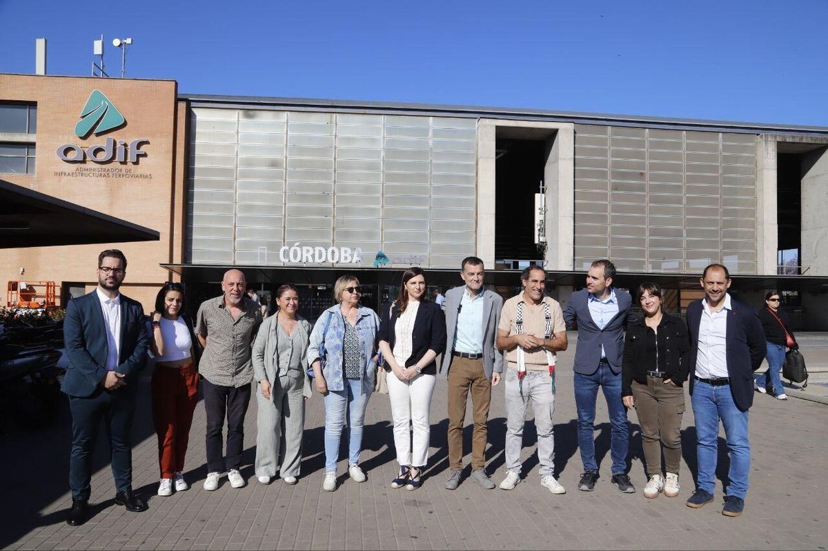 Dirigentes de IU, Hacemos Córdoba y PCA, junto a la viuda y una de las hijas de Julio Anguita