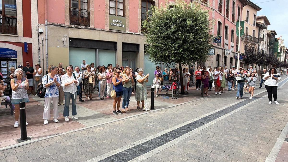 La gente, durante el minuto de silencio en Llanes