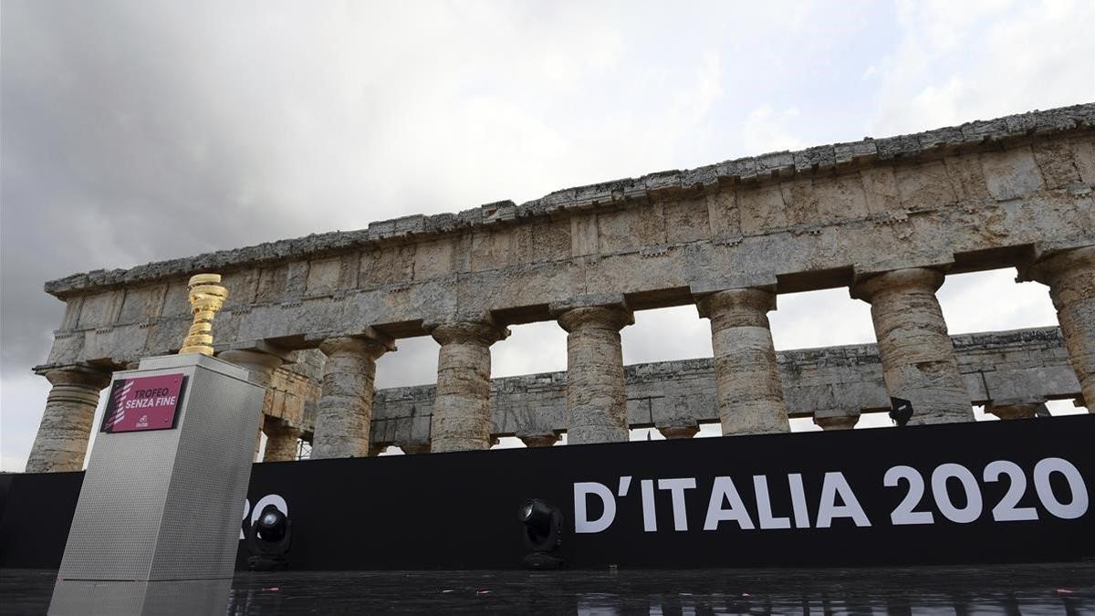 segea55212990 the trophy of the giro d italia  tour of italy  cycling race201003123857