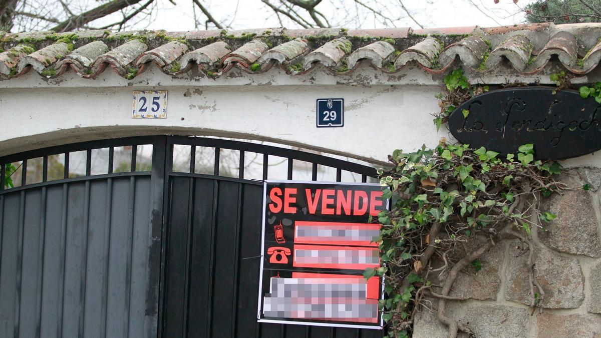 Una casa con el cartel de 'Se vende'