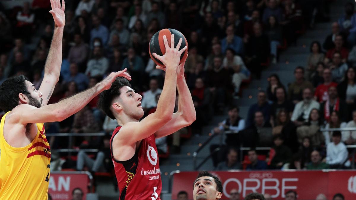 Lucas Langarita salta hacia el aro en busca de anotar para el Casademont Zaragoza en el partido disputado frente al Barcelona en el Príncipe Felipe.