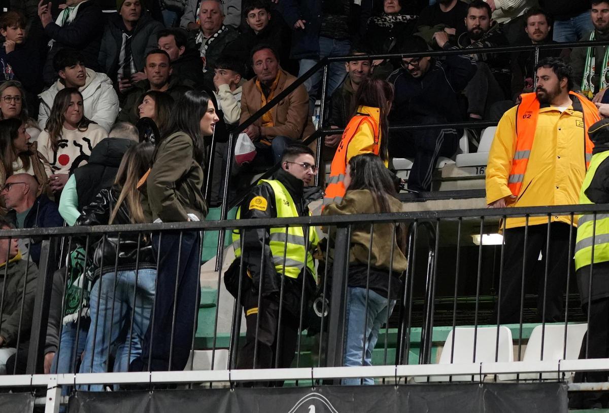 Galería | Nuevas imágenes del 'espectáculo' de los acompañantes del Racing en tribuna