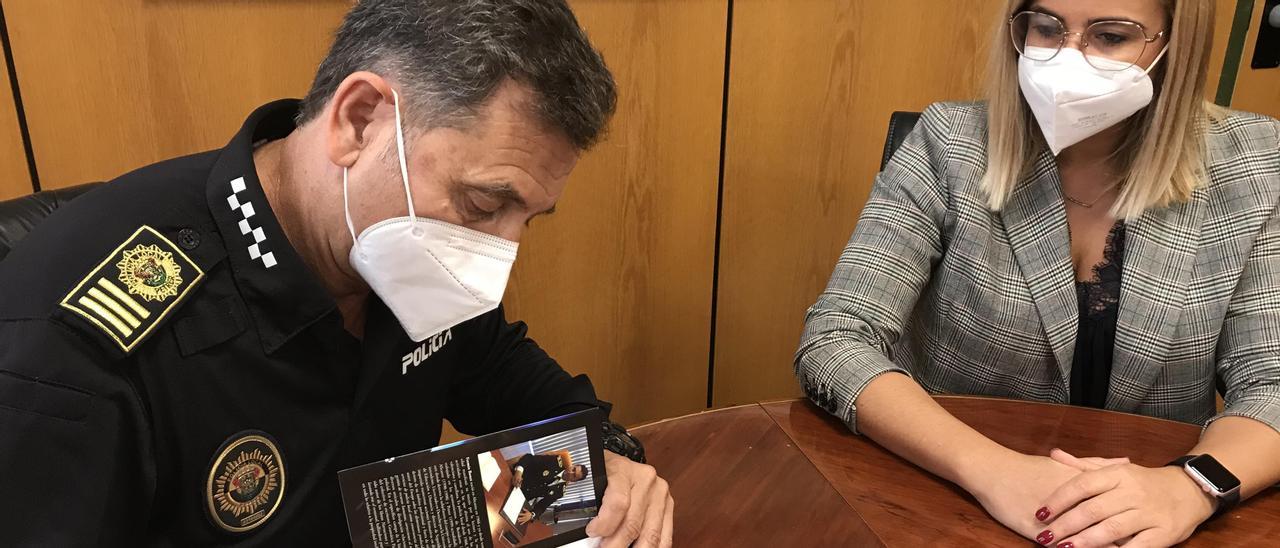 Fermín Bonet firmando un ejemplar de su libro a la alcaldesa Irene Navarro.