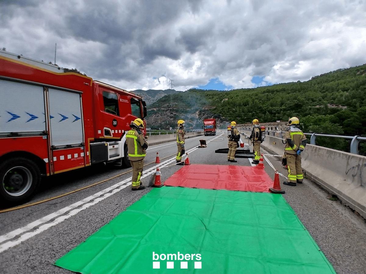 Els Bombers treballant en la retirada del salfumant i l'amoníac al pont de la C-55 a Esparreguera