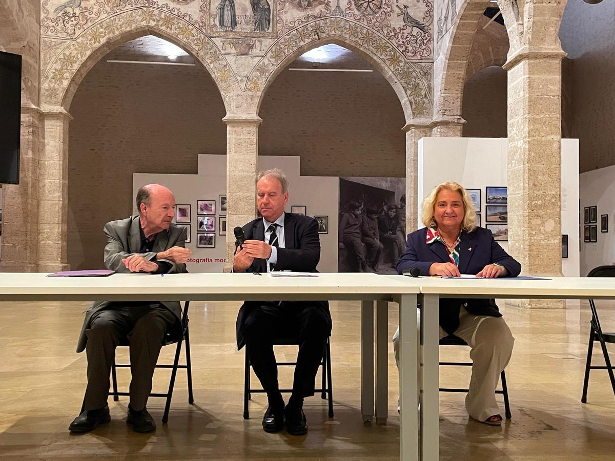 El presidente de Ameca, el magistrado Ángel Ramón Arozamena Laso y María José Ferrer Sansegundo.