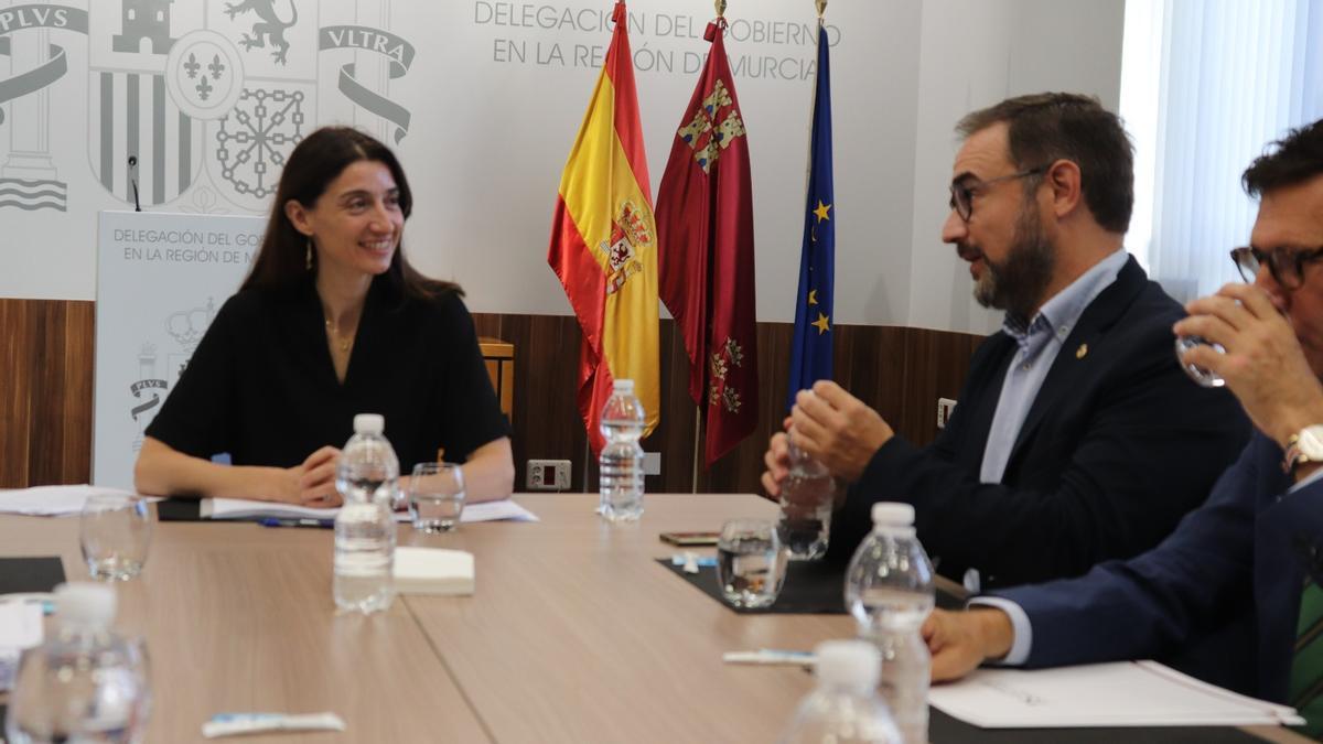 La ministra de Justicia, Pilar Llop, con el alcalde, Diego José Mateos, durante el encuentro que mantenían en la Delegación del Gobierno en Murcia, este viernes.