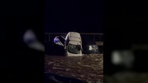 Coches arrastrados por el aguacero en la riera de Cadaqués