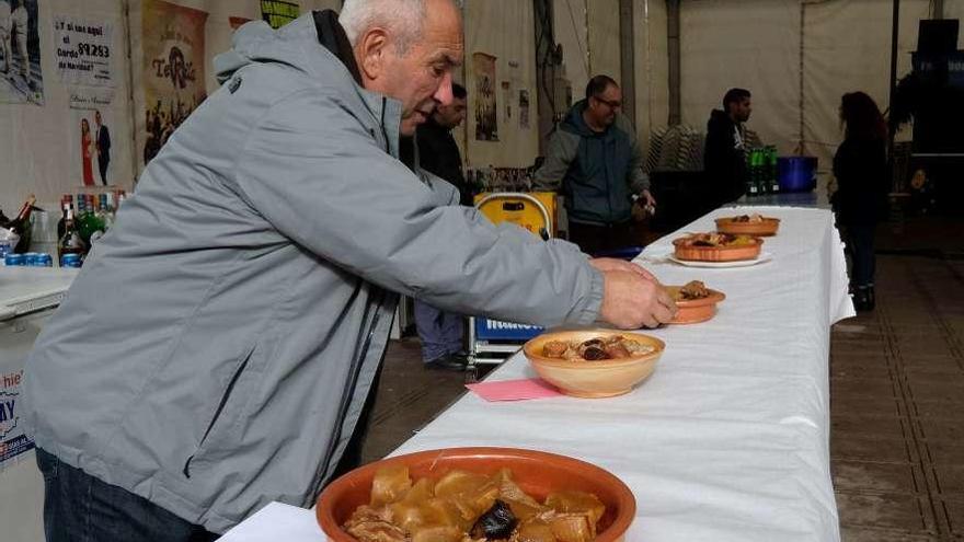 Ángel Rodríguez coloca los platos de nabos presentados al concurso.