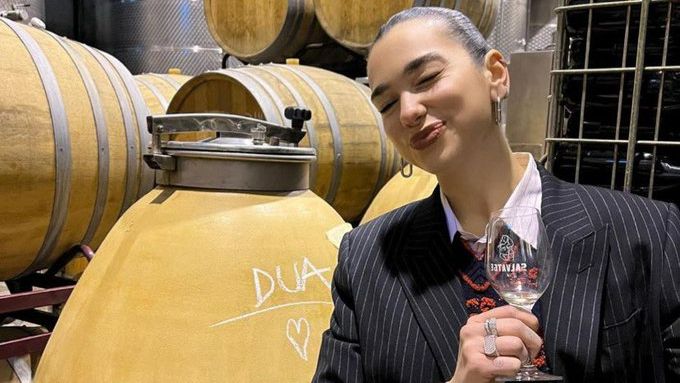 Dua Lipa, durante su visita a la bodega Clos Lentiscus