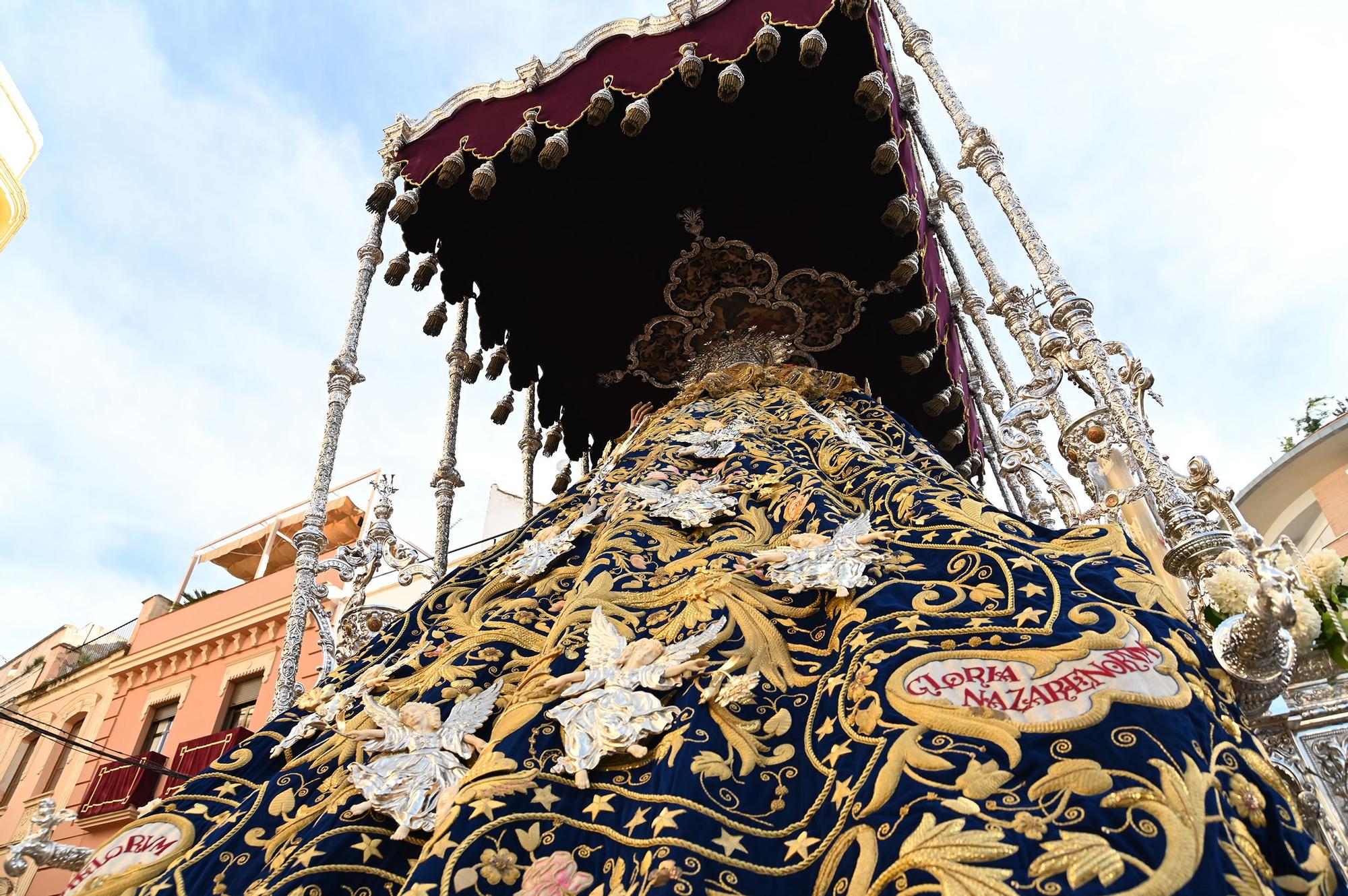 La Plaza de Capuchinos da salida a la Hermandad de la Sangre