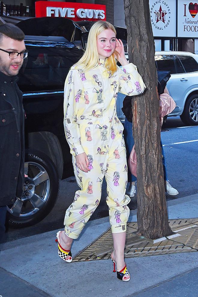 Elle Fanning se une a la tendencia del pijama urbano