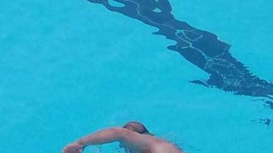 Rodrigo Rato, en la piscina del Club de Regatas de Gijón.