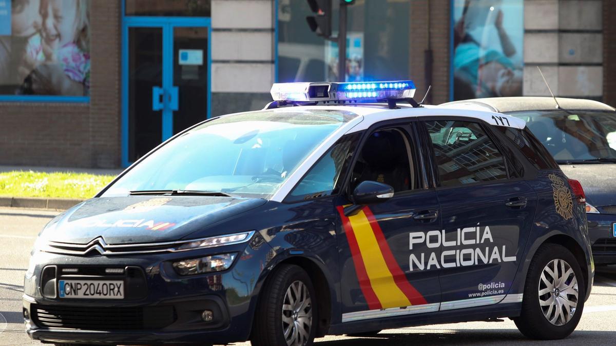 Una patrulla de la Policía Nacional en Avilés.