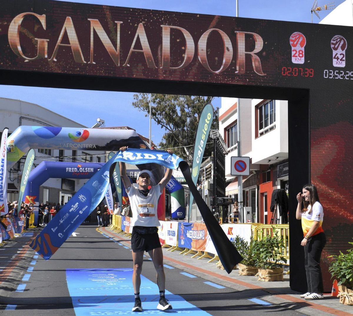 Olmedo celebra su victoria en la línea de meta.  | ED