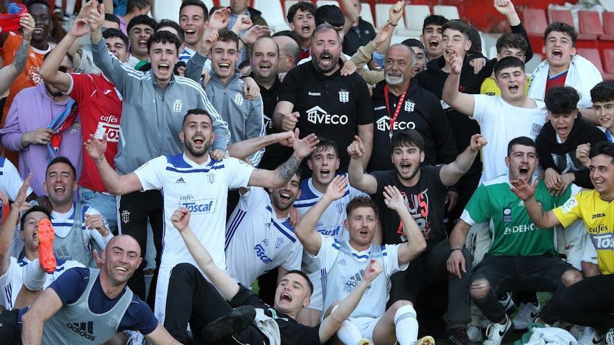 Todo listo para la gran fiesta del fútbol asturiano: Santa Catalina se puede llenar esta tarde en el Praviano-L&#039;Entregu