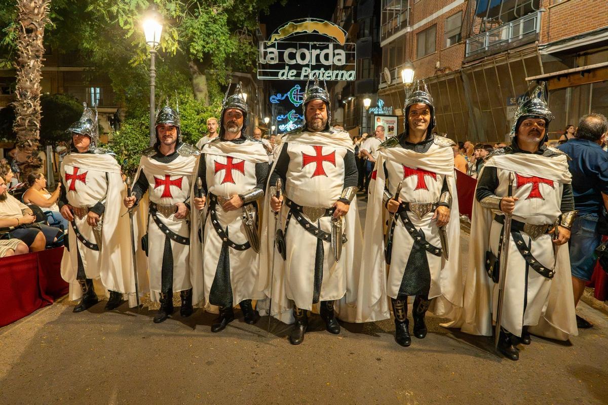 Sagredo, segundo por la derecha, desfilando en la Gran Noche Cristiana Paterna 2026.
