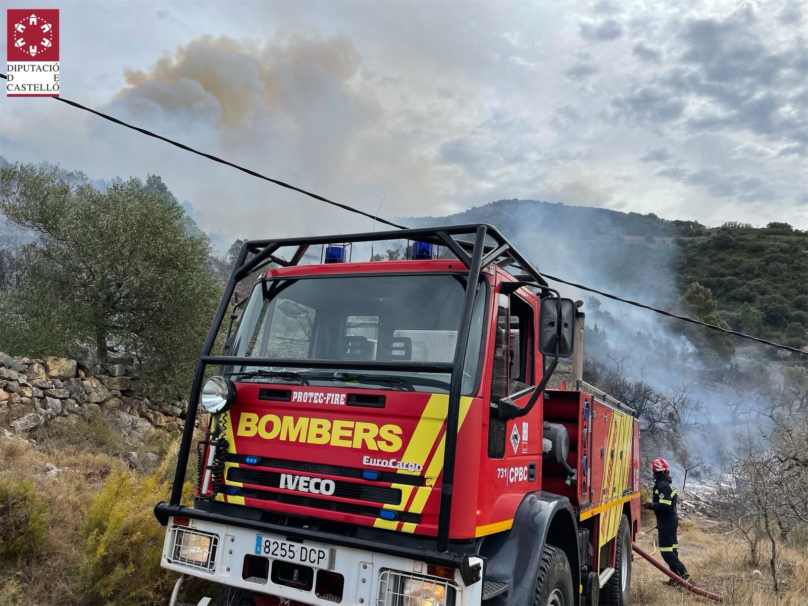 Efectivos aéreos y medios terrestres tratan de sofocar un incendio en la Serra d'en Galceran