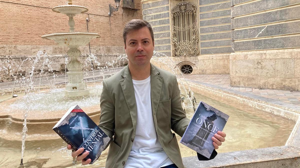 Germán Salazar, con dos de sus novelas.