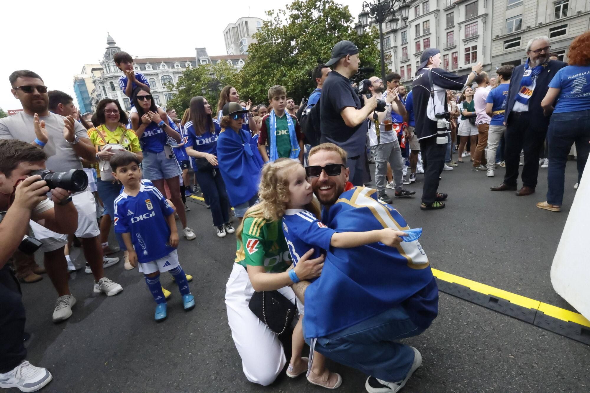 Locura azul en las calles de Oviedo para celebrar el ascenso del equipo a Primera División