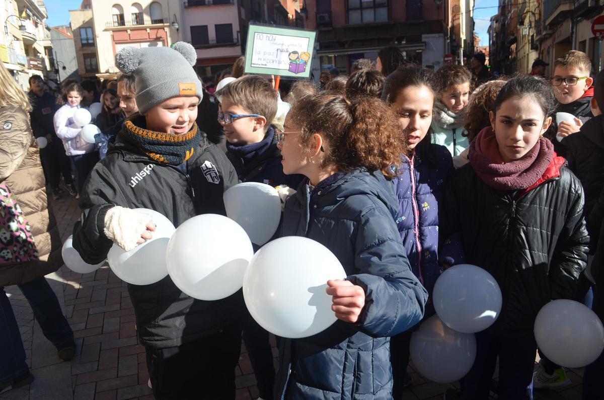GALERÍA | El colegio Virgen de la Vega de Benavente realiza una gran cadena humana por la paz