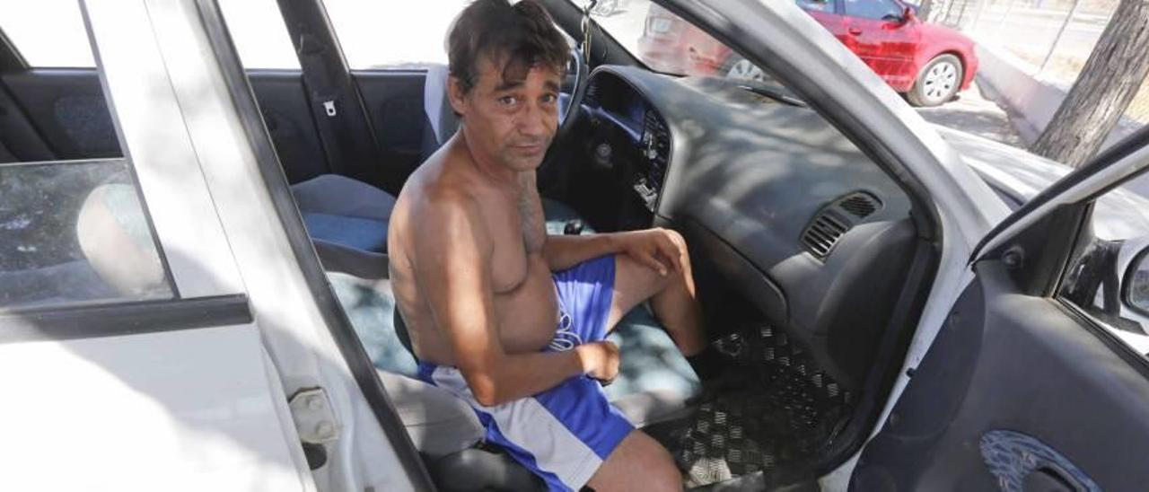 Este sevillano vive desde hace dos años en el coche que heredó de su padre.