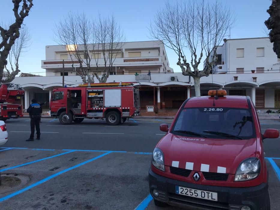 Crema la cuina d'un local de Els Arcs d'Empuriabrava