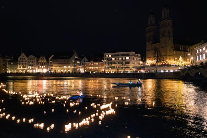 Las velas iluminan el río