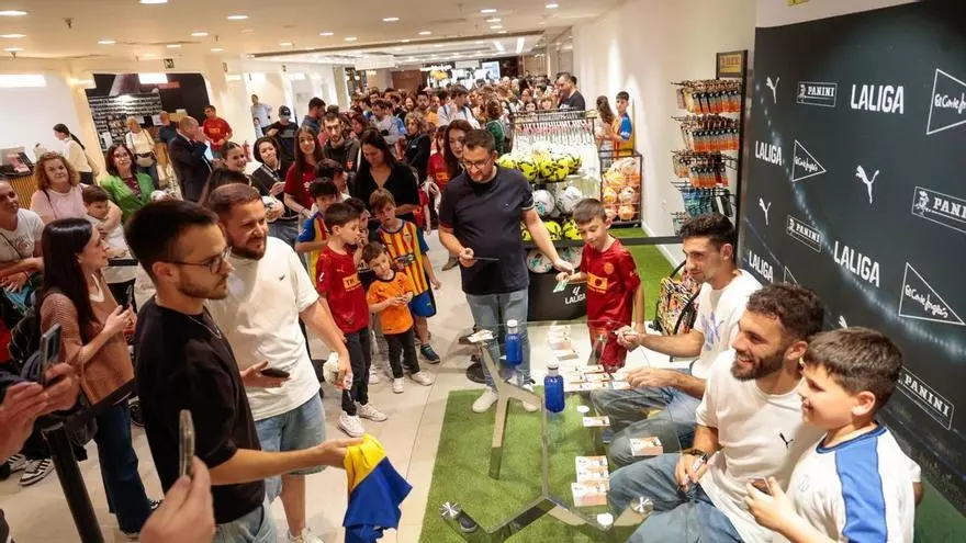Los jugadores del Valencia CF César Tárrega y Luis Rioja firman autógrafos en el Corte inglés de Colón