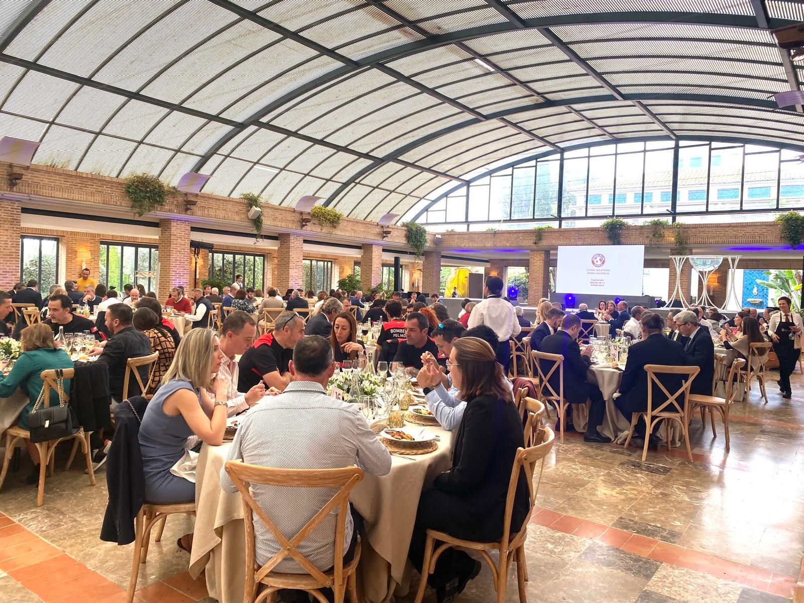 'Bombers pel món' celebra una comida solidaria con la víctimas de la dana