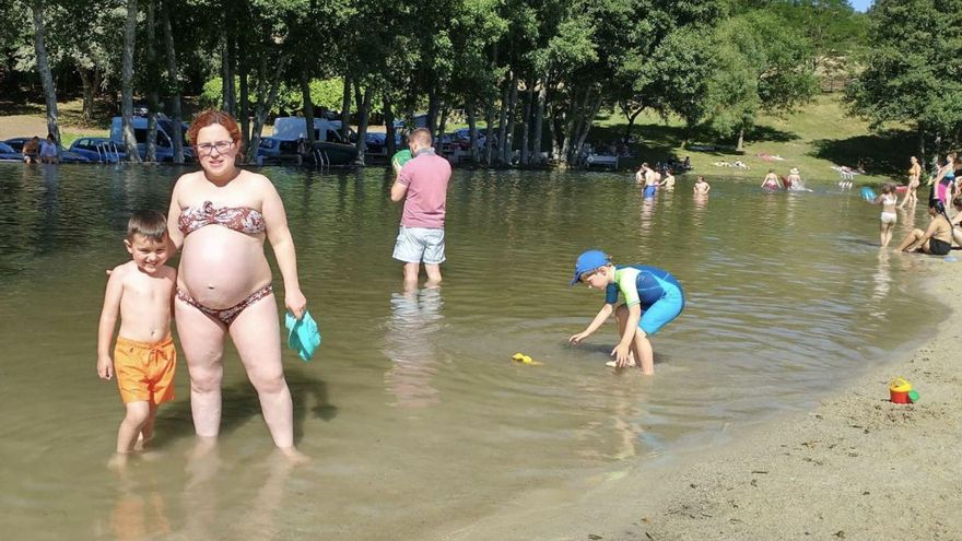 Bañistas en la playa fluvial de
Sanguiñedo. | // BERNABÉ/ ANA AGRA