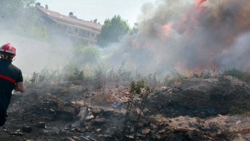 Un incendio de matorral amenaza un grupo de viviendas en Murcia
