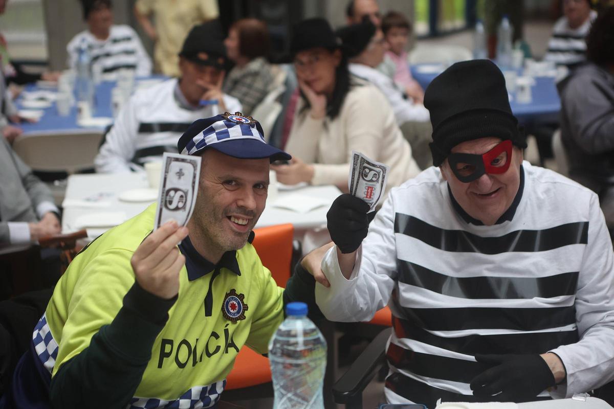 Carnaval en la residencia Torrente Ballester de A Coruña: la fiesta del robo en el Louvre