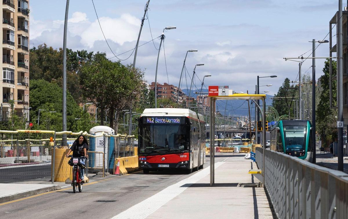 Tranvía y bus, por plataformas distintas, avanzan por Gran Via en dirección a Glòries