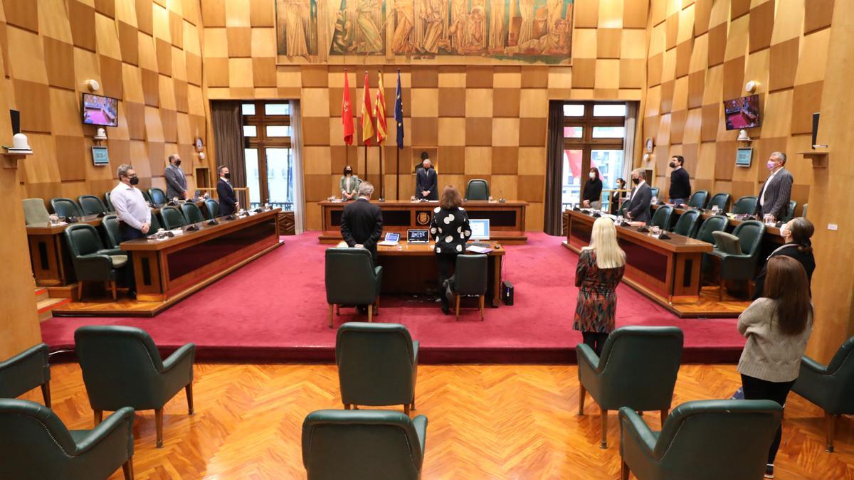 Minuto de silencio por las víctimas del covid en el Ayuntamiento de Zaragoza.