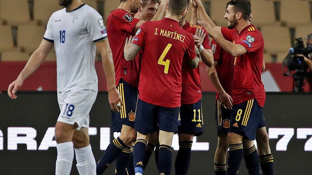 Los jugadores de España festejan uno de los tantos conseguidos anoche ante Kosovo. |  // REUTERS