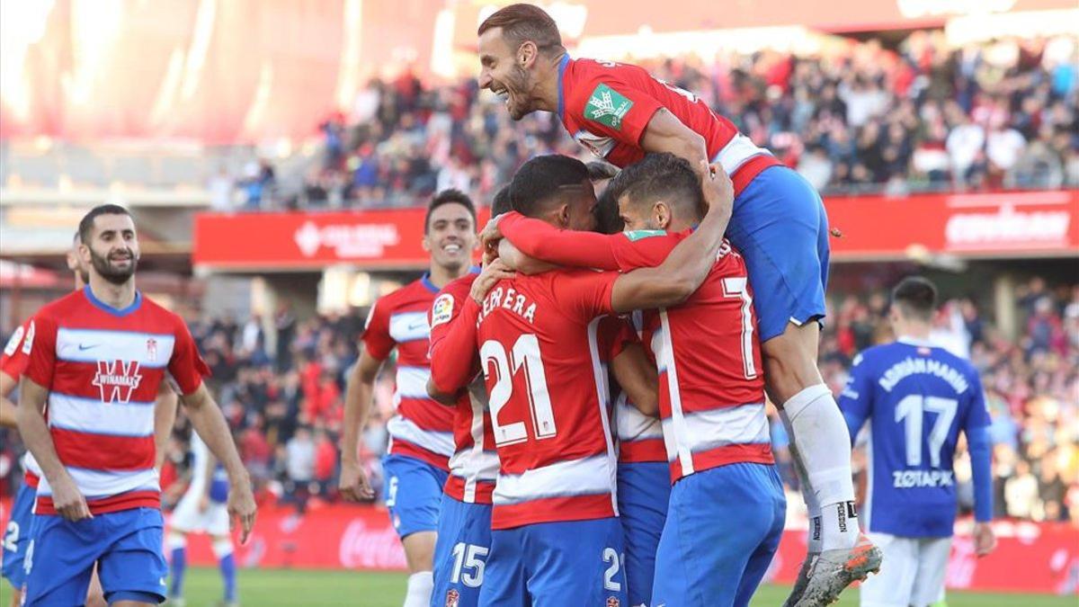 Los jugadores del Granada desean acabar el año celebrando