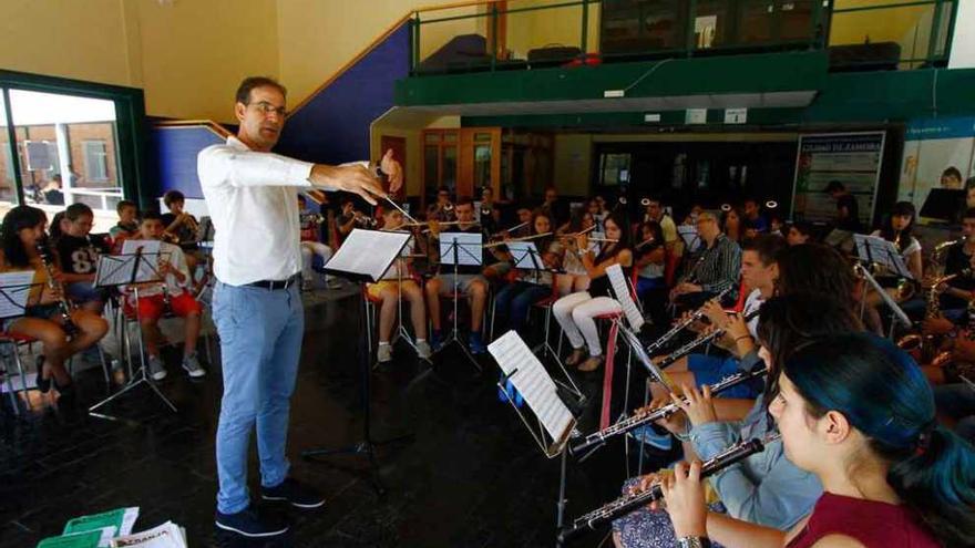 Dos jóvenes percusionistas analizan una partitura.