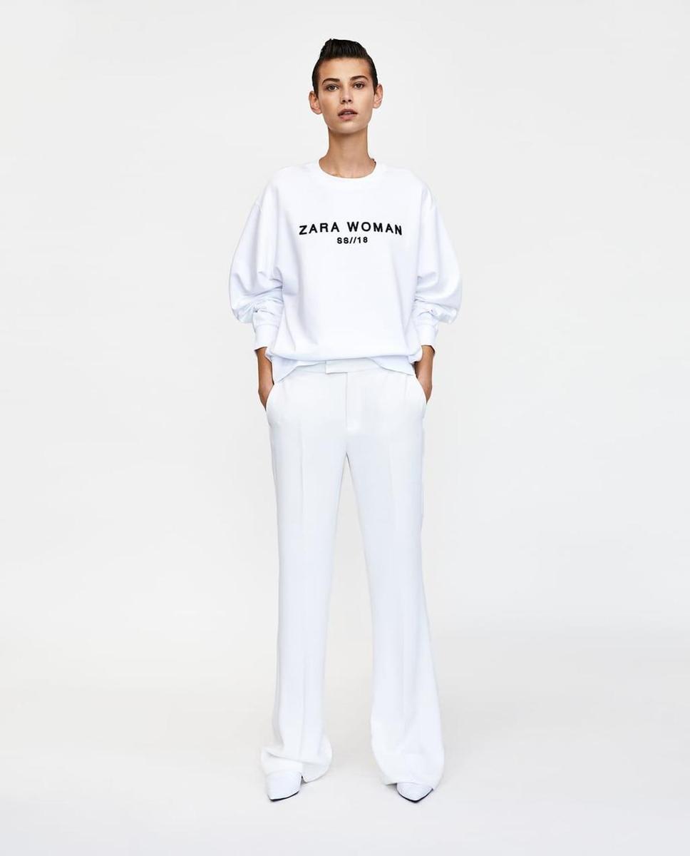 Sudadera blanca de Zara con su logo bordado en negro. (Precio: 19, 95 euros)