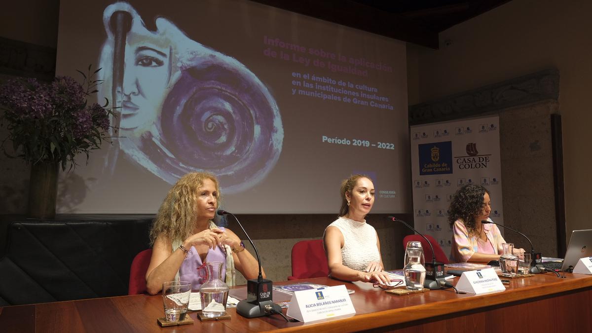 De izq. a dcha., Alicia Bolaños, jefa del Servicio de Museos insular, la consejera de Cultura Guacimara Medina y la investigadora Abenchara Álamo en la presentación del informe de Igualdad, en la Casa de Colón.