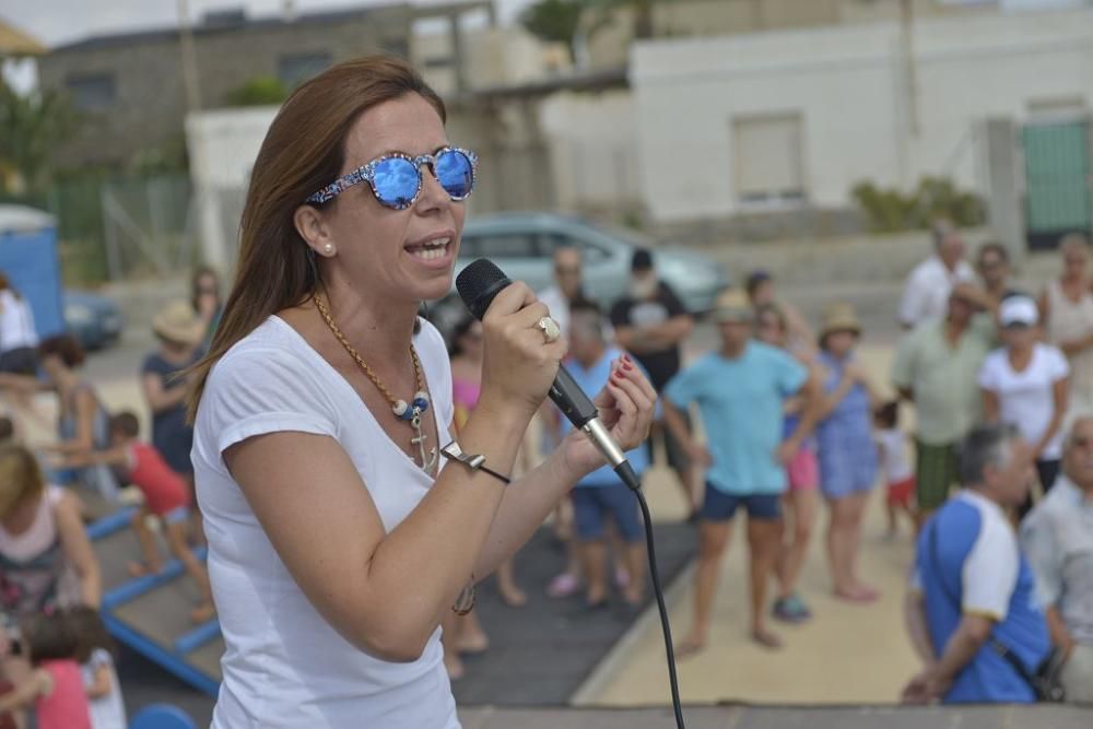 Protesta ante un Mar Menor que amanece cubierto de espuma