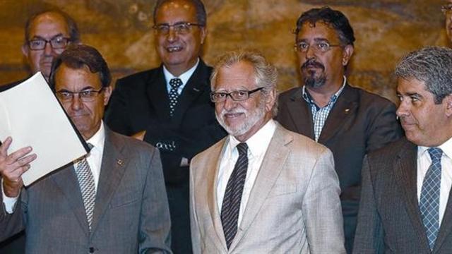 Artur Mas muestra el informe del Consell Assessor per a la Transició Nacional, ayer, en el Palau. Junto a él, Carles Viver Pi-Sunyer y Francesc Homs.