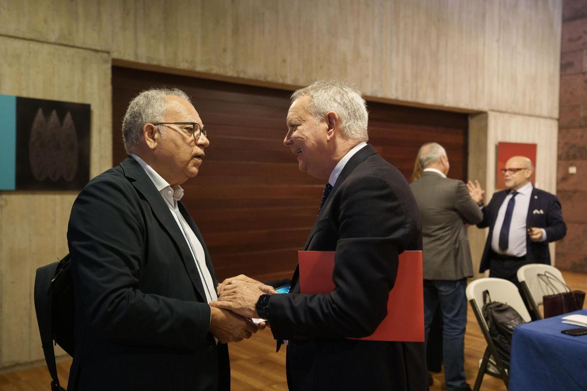 Casimiro Curbelo (i) y Sebastián Franquis conversan antes del inicio de una reunión de los grupos parlamentarios en Presidencia en 2025.