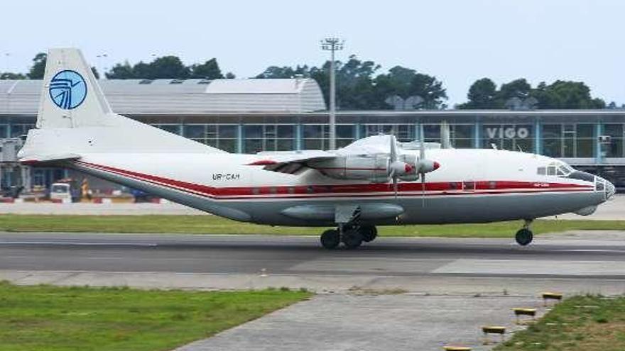 El Antonov accidentado en el aeropuerto de Peinador. // Carlos González