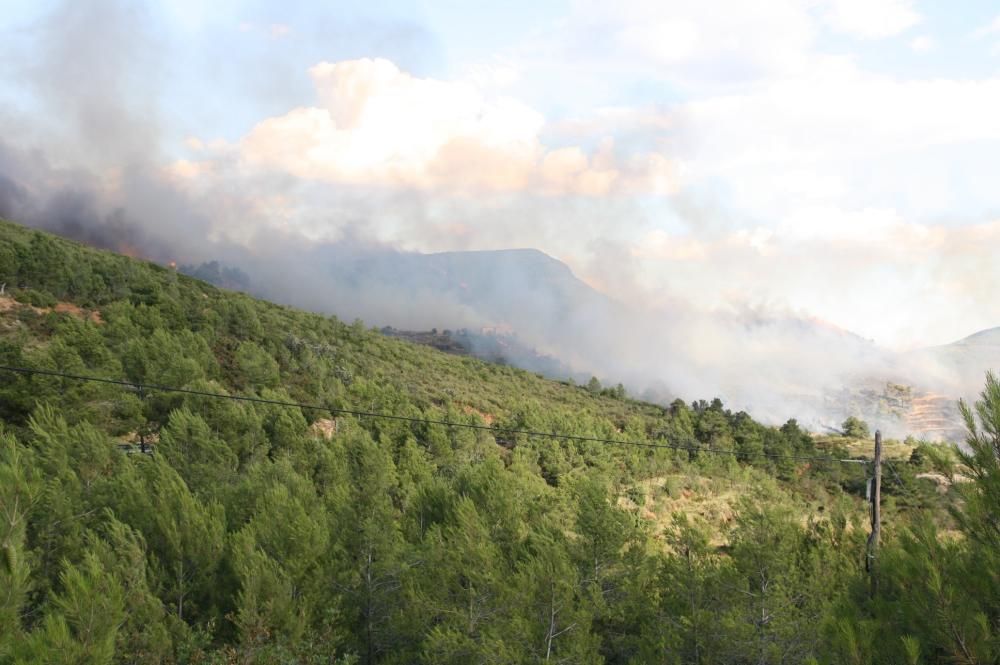 Un incendio amenaza la Calderona en Gátova