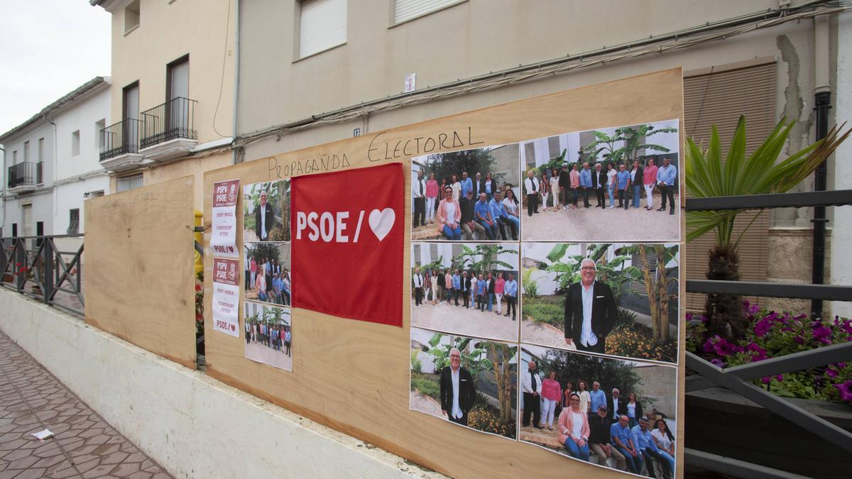 El espacio correspondiente al PP en Rotglà libre de propaganda electoral, junto al del PSPV.