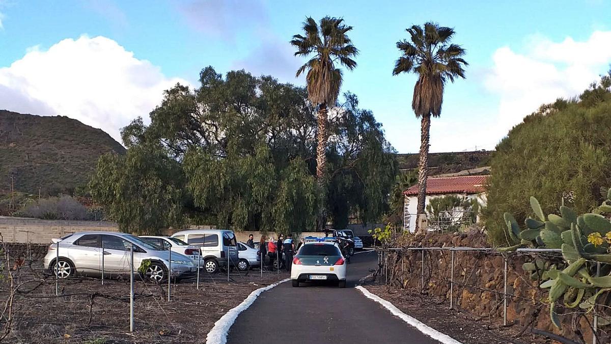 Finca entre El Retamar y Tamaimo, en las medianías de Santiago del Teide, durante la intervención de la Policía Local y la Guardia Civil para desalojar y sancionar a los 30 asistentes a una fiesta de disfraces en la que no se respetaba las medidas sanitarias, ni el tope de seis personas en reuniones, ni el distanciamiento de seguridad.